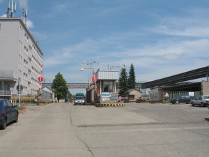 Vjezd do areálu Kovošrot Group, vrátnice